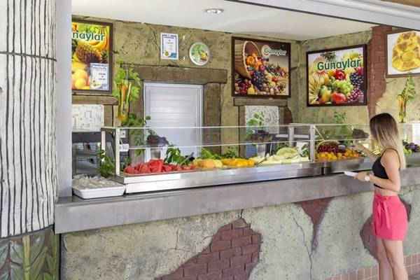 Fruehstuecksbuffet im Hotel Royal Wings mit verschiedenen Fruchtplatten.
