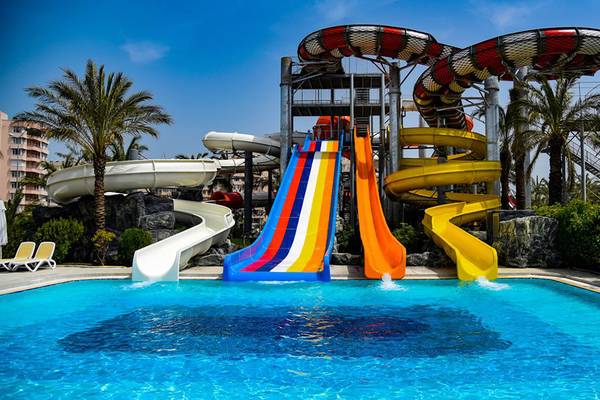 Wasserrutschen im Swimmingpool des Royal Wings Hotels