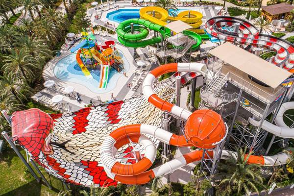 Luftaufnahme des Wasserparks im Royal Wings Hotel mit verschiedenen Rutschen und Pools.