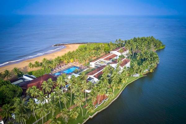 Luftaufnahme des Avani Kalutara Resorts am Meer mit Swimmingpool und tropischen Bäumen.