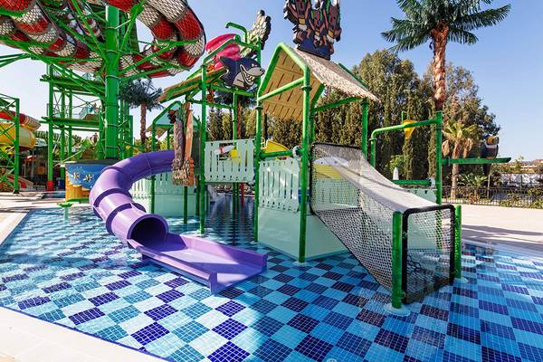Wasserpark im Crystal Sunset Luxury Resort & Spa mit bunten Rutschen und Wasserspielplatz