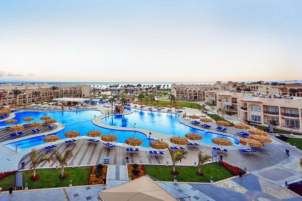 Luftaufnahme des Pickalbatros Royal Moderna Resorts mit Swimmingpools und Sonnenliegen