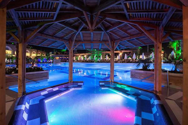 Nachtaufnahme des beleuchteten Pools im Crystal Sunset Luxury Resort & Spa