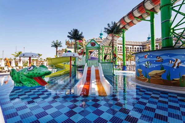 Wasserpark des Crystal Sunset Luxury Resort & Spa mit Rutschen und Froschfigur
