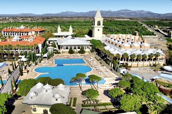 Luftaufnahme des Swandor Hotels & Resorts Topkapi Palace mit Swimmingpools und Gebäuden