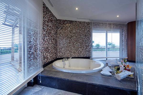 Badezimmer mit Badewanne im Crystal Sunset Luxury Resort & Spa