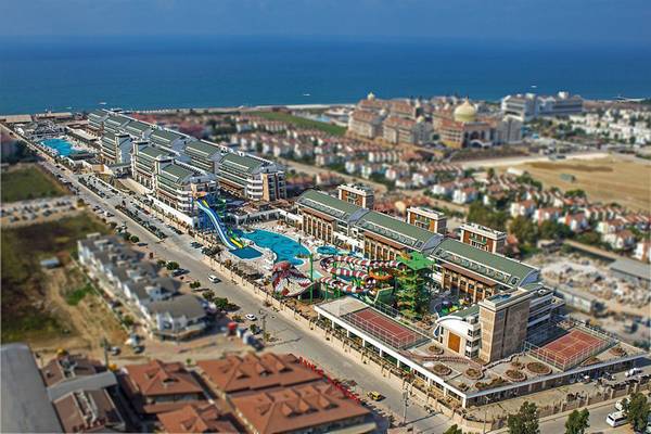 Crystal Waterworld Resorts & Spa mit Swimmingpools und Wasserrutschen am Meer