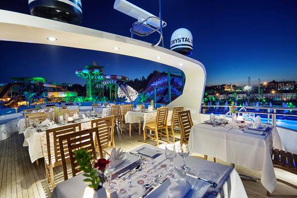 Nachtansicht des Restaurants auf dem Schiff im Crystal Sunset Luxury Resort & Spa.