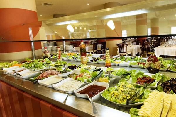 Buffet im Royal Decameron Tafoukt Beach Hotel mit verschiedenen Salaten, Dips und Beilagen.