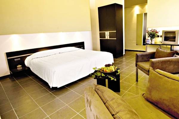 Innenansicht eines Hotelzimmers im Royal Decameron Tafoukt Beach Hotel mit Bett, Fernseher und Möbeln.