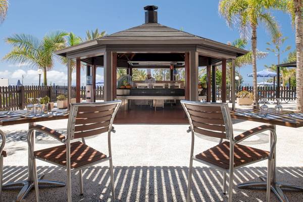 Außenrestaurant des Grand Teguise Playa mit Pavillon und Tischen im Freien.