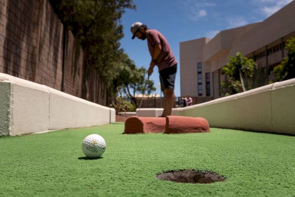Golfspieler beim Grand Teguise Playa, der einen Schlag ausführt.