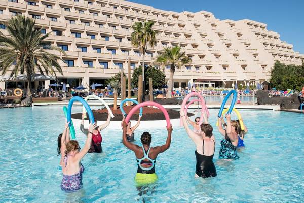 Gruppe von Frauen beim Wassergymnastikkurs im Schwimmbad des Grand Teguise Playa Hotels
