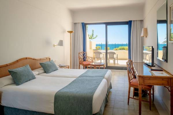 Doppelbettzimmer im Grand Teguise Playa Hotel mit Meerblick und Terrasse.