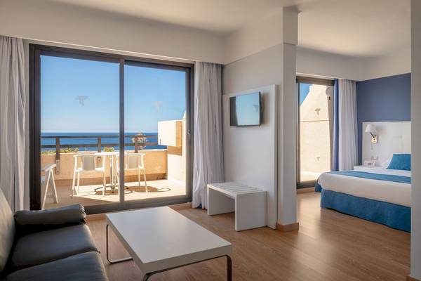 Innenansicht eines Zimmers im Grand Teguise Playa Hotel mit Meerblick von der Terrasse