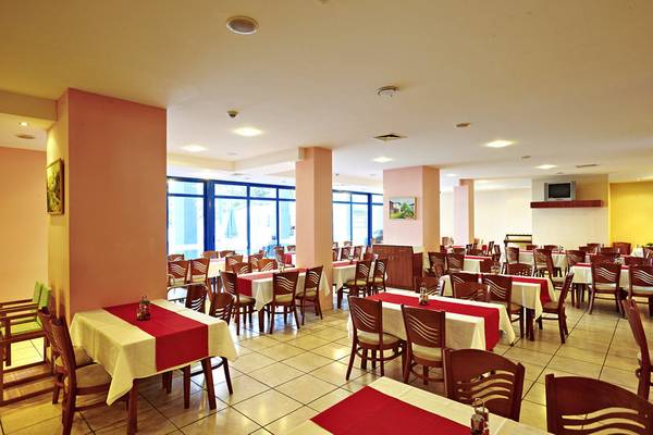 Innenansicht des Restaurants im Aphrodite Hotel Golden Sands mit geräumigen Tischplätzen und hellem Ambiente.