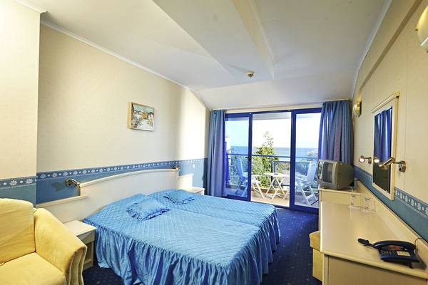 Doppelzimmer im Aphrodite Hotel Golden Sands mit zwei Betten, Balkon und Meerblick.