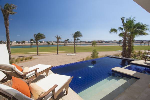 Pool auf dem Balkon des Ancient Sands Golf Resorts mit Blick auf einen Golfplatz und Palmen