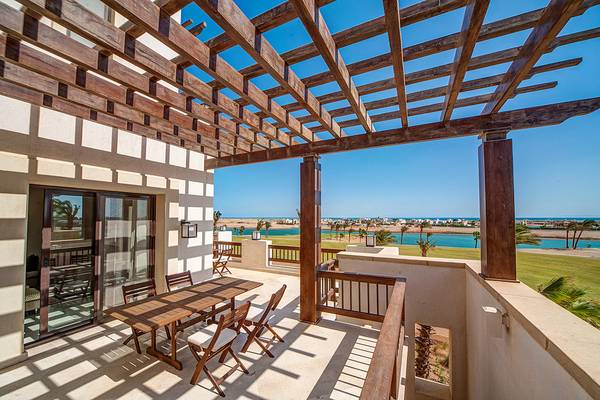 Terrasse des Ancient Sands Golf Resorts mit Blick auf den Golfplatz und das Meer