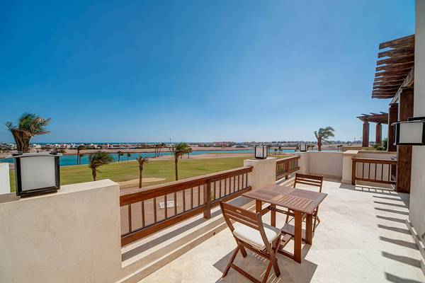Balkon des Ancient Sands Golf Resorts mit Blick auf den Golfplatz und das Meer
