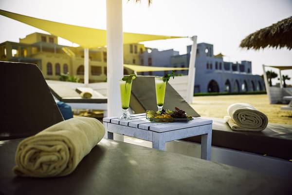 Gartenlounge mit Getränken und Frühstücksplatte auf dem Hotelgelände des Ancient Sands Golf Resort