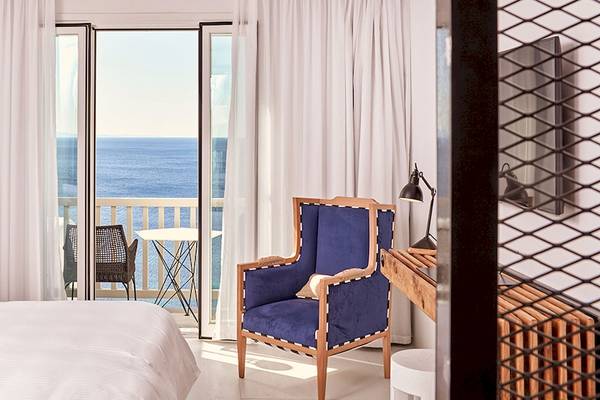 Schlafzimmer mit Meerblick im Myconian Imperial - Leading Hotels of the World