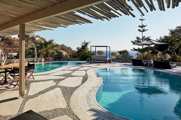 Poolbereich des Myconian Imperial Hotels mit Blick auf das Meer.