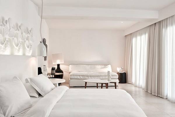 Schlafzimmer im Myconian Imperial Hotel mit weißen Möbeln und Dekor