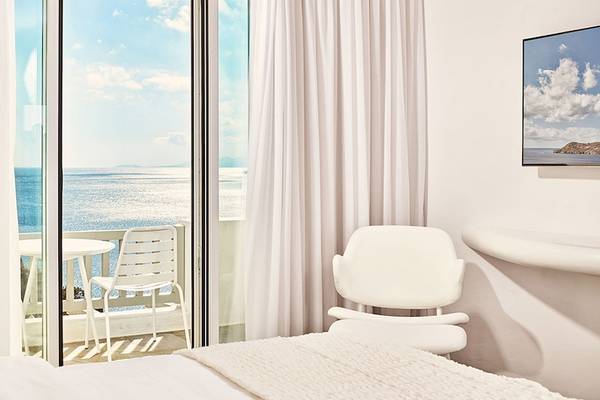 Zimmer im Myconian Imperial Hotel mit Blick auf das Meer von einem Balkon aus.