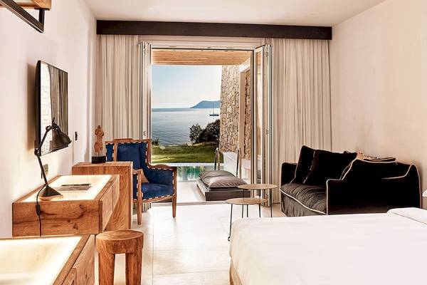 Schlafzimmer mit Meerblick im Myconian Imperial Hotel mit offenem Balkon und Innenpool.