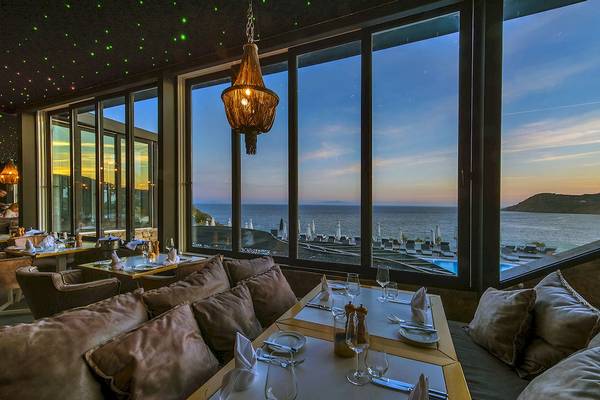 Innenansicht des Restaurants im Myconian Imperial Hotel mit Blick auf das Meer