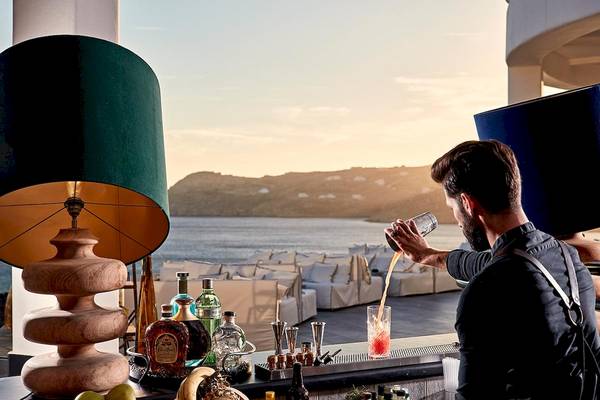 Cocktailbar mit Meerblick im Myconian Imperial Hotel.
