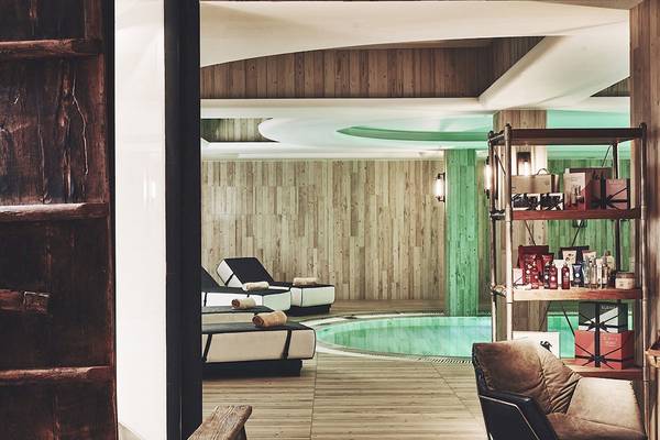 Innenansicht des Wellnessbereichs im Myconian Imperial Hotel mit Loungebereich und Pool.