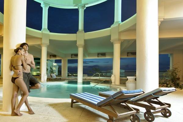 Paar am Pool im Grand Palladium Jamaica R. & Spa bei Nacht