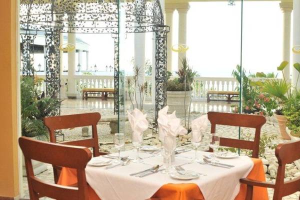 Essbereich im Grand Palladium Jamaica R. & Spa mit Tisch und Stühlen