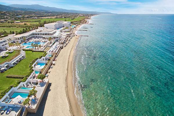 Luftaufnahme des Grecotel LUX ME White Palace Hotels mit Swimmingpools und Strand
