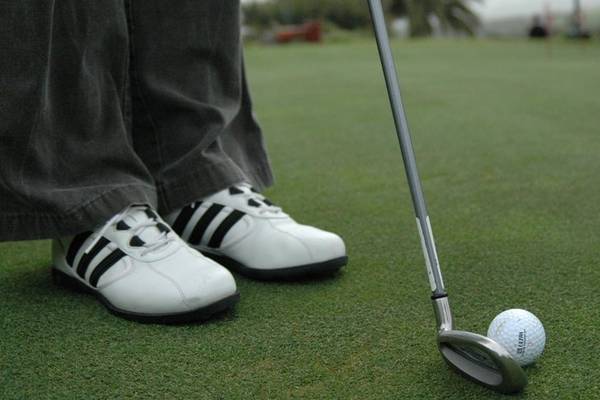 Golfer im Grand Palladium Jamaica R. & Spa beim Putten auf dem Golfplatz.