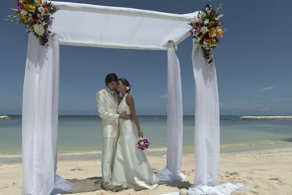Hochzeitszeremonie am Strand im Grand Palladium Jamaica R. & Spa