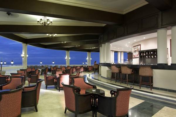 Grand Palladium Jamaica R. & Spa Terrasse mit Blick auf den Ozean und Barbereich
