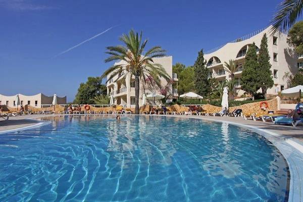 Außenpool des Marble Stella Maris Ibiza Hotels mit Liegestühlen und Sonnenschirmen.
