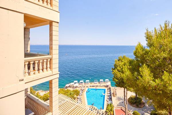 Aussicht von einem Hotelbalkon auf das Meer und den Pool, Barcelo Illetas Albatros Hotel