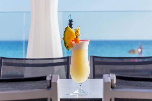 Ein Apfelcocktail mit Blick auf das Meer, serviert im Aparthotel Fontanellas Playa.