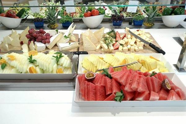 Buffet-Auswahl im Aparthotel Fontanellas Playa mit verschiedenen Käsesorten, Obst und Salaten.