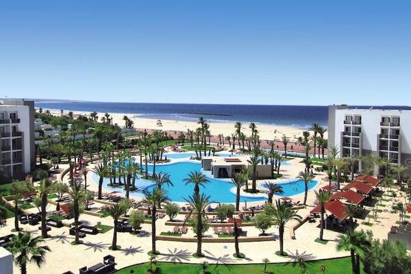 Hotel Royal Atlas & Spa mit Pool und Palmen, Strand im Hintergrund