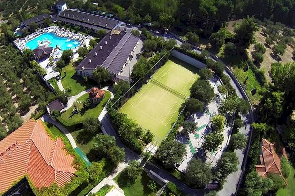 Luftaufnahme des Acrotel Athena Pallas Hotels mit Pool, Tennisplatz und Garten.