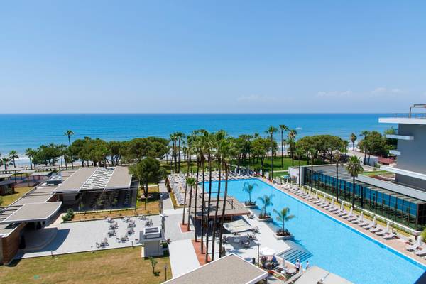 Hotelaussicht auf das Meer und den Pool des Acanthus Cennet Barut Collection.