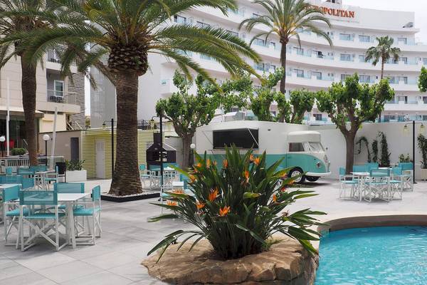 Außenbereich des Cosmopolitan Hotels mit Pool, Imbisswagen und Palmen