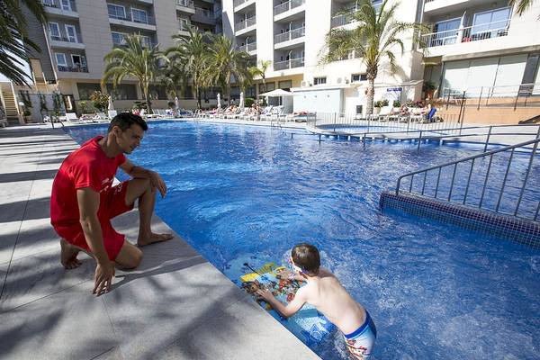 Familie am Pool des Cosmopolitan Hotels