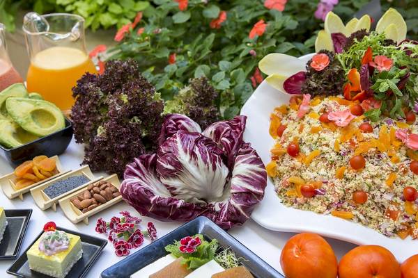 Gesundes Frühstücksbuffet im Cosmopolitan Hotel mit verschiedenen Salaten, Früchten und Nüssen.