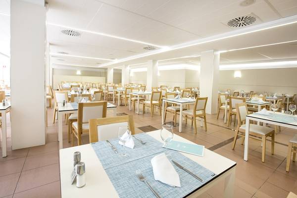 Innenansicht des Restaurants im Cosmopolitan Hotel mit vielen geräumigen Tischen und Stühlen.